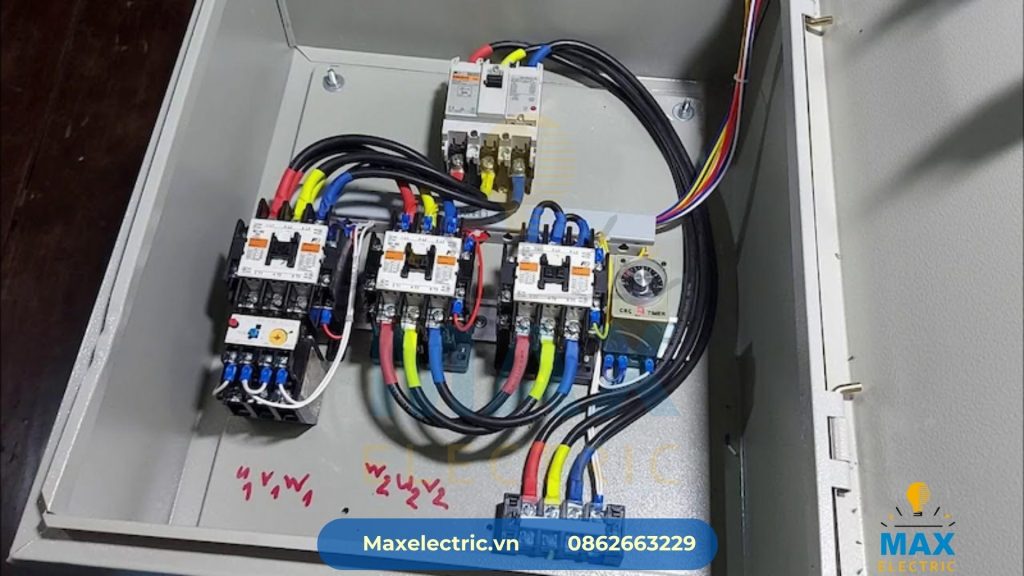 Bên trong tủ điện sao tam giác 45kW được lắp ráp chỉnh chu tại xưởng Max Electric
