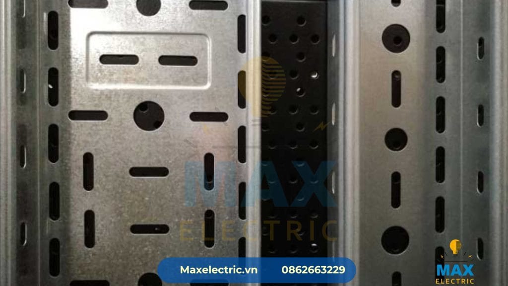 Cận cảnh mép chấn và cắt máng cáp bằng máy Laser CNC không bavia sắc nhọn tại Max Electric VN.